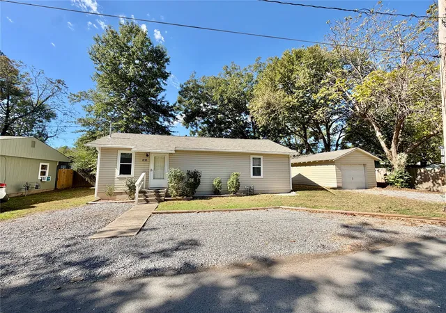 Photo 2 of Single family home for sale at 835 Lamer Ave, Tahlequah, OK 74464 | MLS# 2638228 | Listing updated on 2026-10-21