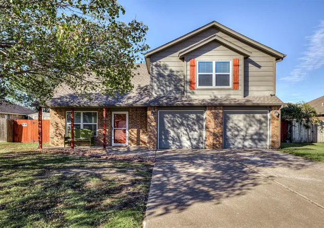 Single family home for sale at 11103 E 120th Court N, Collinsville, OK 74021 | MLS# 2637387