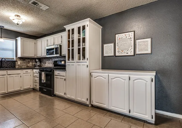 Photo 3 of Single family home for sale at 11103 E 120th Court N, Collinsville, OK 74021 | MLS# 2637387 | Listing updated on 2026-10-22
