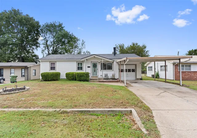 Photo 1 of Single family home for sale at 318 E Maple St, Skiatook, OK 74070 | MLS# 2637695 | Listing updated on 2026-10-22