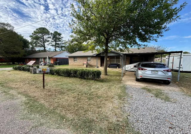 Photo 1 of Single family home for sale at 201 Northeast 18th, Durant, OK 74701 | MLS# 2638323 | Listing updated on 2026-10-22