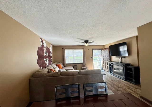 Photo 3 of Single family home for sale at 201 Northeast 18th, Durant, OK 74701 | MLS# 2638323 | Listing updated on 2026-10-22