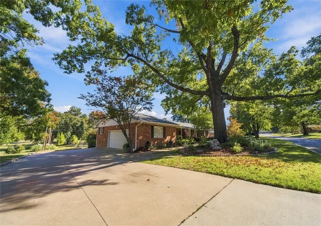 Photo 3 of Single family home for sale at 3933 S Delaware Pl, Tulsa, OK 74105 | MLS# 2638349 | Listing updated on 2026-10-22
