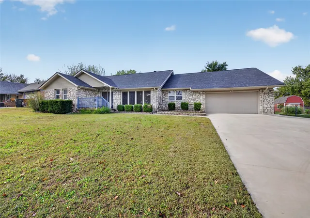 Single family home for sale at 122 Lake View Dr, Mannford, OK 74044 | MLS# 2638017