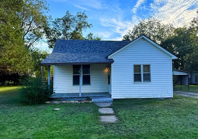 Single family home for sale at 605 E Center St, Henryetta, OK 74437 | MLS# 2638290