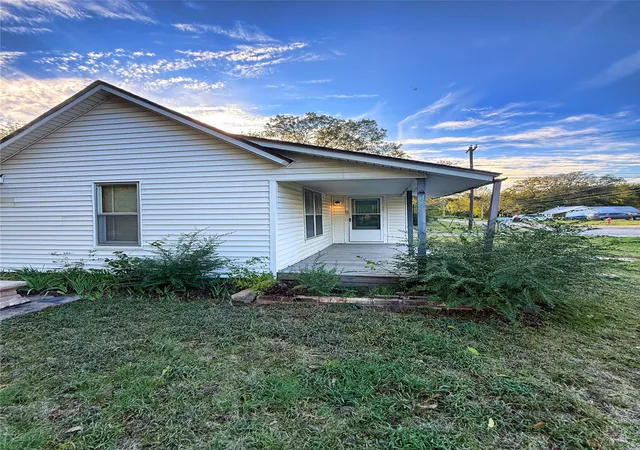 Photo 1 of Single family home for sale at 605 E Center St, Henryetta, OK 74437 | MLS# 2638290 | Listing updated on 2026-10-22
