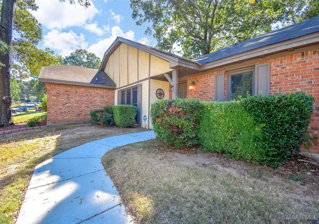 Photo 3 of Single family home for sale at 1237 Edgeworth Dr, Montgomery, AL 36109 | MLS# 580911 | Listing updated on 2026-09-10