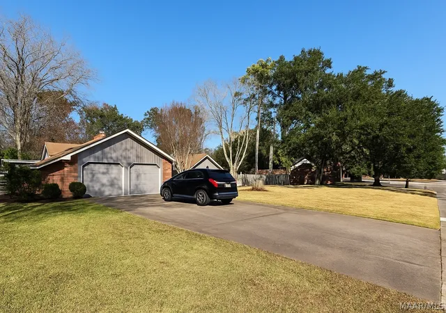 Photo 2 of Single family home for sale at 1810 Shoreham Dr, Montgomery, AL 36106 | MLS# 584959 | Listing updated on 2026-09-05