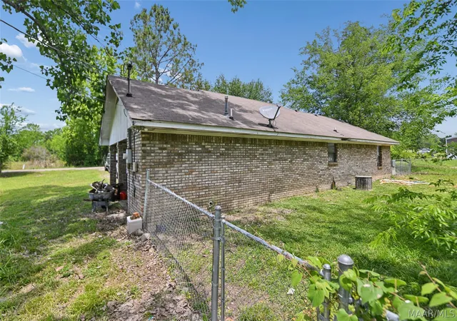 Photo 3 of Sale Pending at 178 Langston Hughes Rd, Lowndesboro, AL 36752 | MLS# 586861 | Listing updated on 2026-09-11