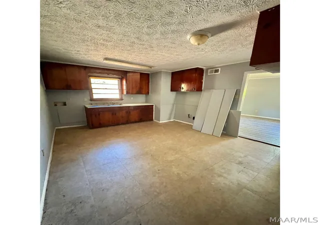 Photo 4 of Single family home for sale at 2412 E 4th Street, Montgomery, AL 36106 | MLS# 587891 | Listing updated on 2026-09-02
