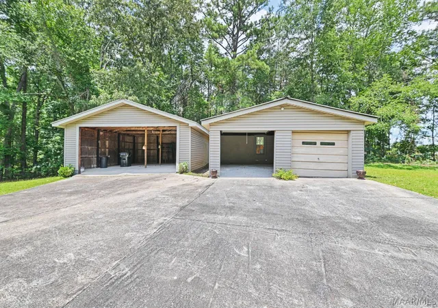 Photo 3 of Single family home for sale at 1104 Smith Rd, Clanton, AL 35045 | MLS# 588517 | Listing updated on 2026-09-10