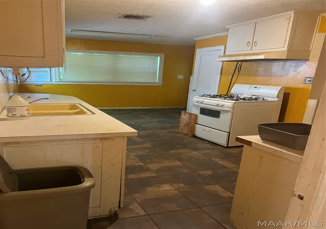 Photo 3 of Single family home for sale at 3691 S Court St, Montgomery, AL 36105 | MLS# 588760 | Listing updated on 2026-09-04