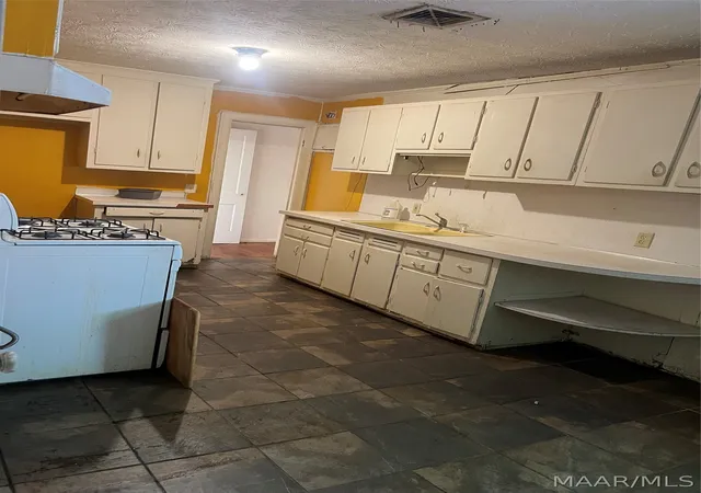 Photo 3 of Single family home for sale at 3691 S Court St, Montgomery, AL 36105 | MLS# 588760 | Listing updated on 2026-09-04