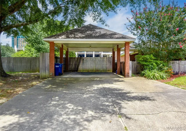 Photo 4 of Single family home for sale at 304 River Oaks Dr, Wetumpka, AL 36092 | MLS# 588919 | Listing updated on 2026-09-10