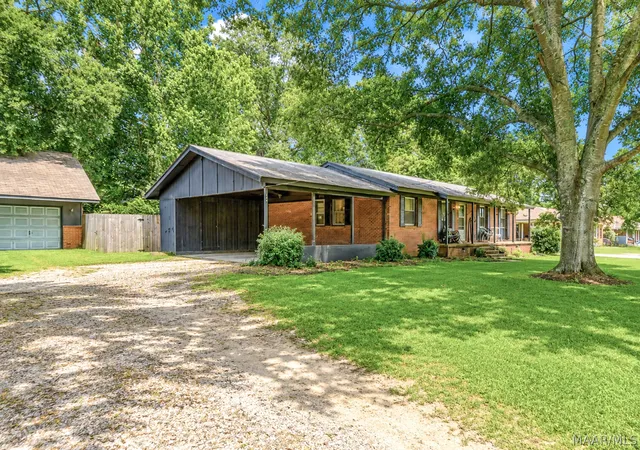 Photo 2 of Single family home for sale at 1789 Holman St, Alexander City, AL 35010 | MLS# 588939 | Listing updated on 2026-09-10