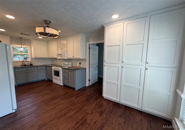 Photo 3 of Single family home for sale at 1214 Yorkshire Dr, Prattville, AL 36067 | MLS# 588988 | Listing updated on 2026-09-03