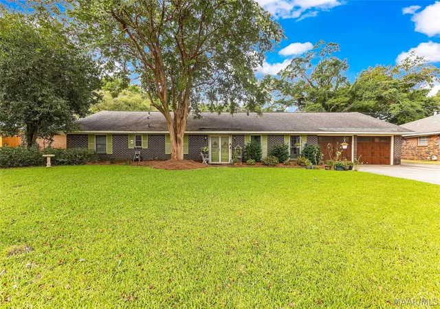 Photo 1 of Single family home for sale at 206 Poplar St, Prattville, AL 36066 | MLS# 589010 | Listing updated on 2026-10-01