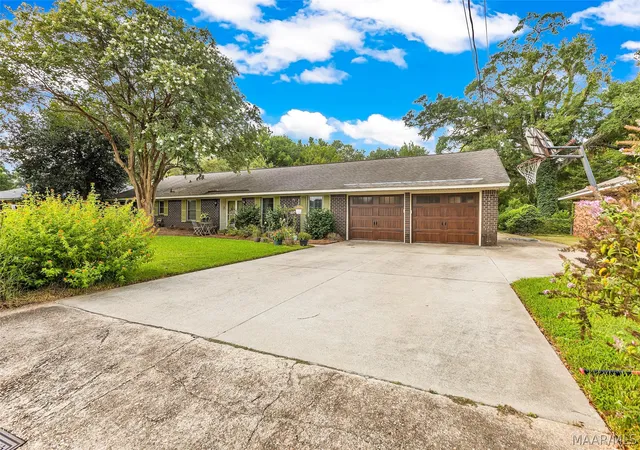 Photo 3 of Single family home for sale at 206 Poplar St, Prattville, AL 36066 | MLS# 589010 | Listing updated on 2026-10-01