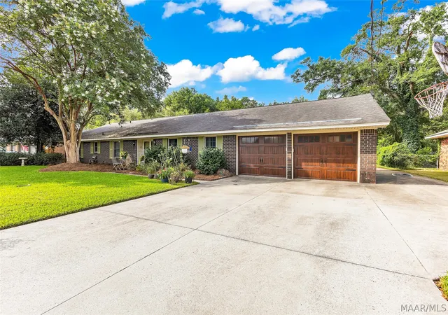 Photo 3 of Single family home for sale at 206 Poplar St, Prattville, AL 36066 | MLS# 589010 | Listing updated on 2026-10-01