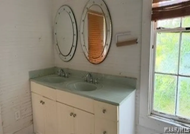 Photo 3 of Sale Pending at 214 N Pine St, Greenville, AL 36037 | MLS# 589254 | Listing updated on 2026-09-08