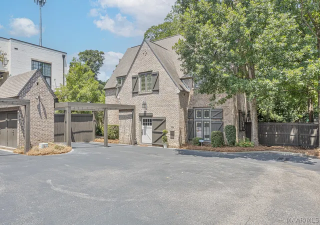 Photo 1 of Single family home for sale at 529 Cloverdale Rd, Montgomery, AL 36106 | MLS# 589223 | Listing updated on 2026-08-29