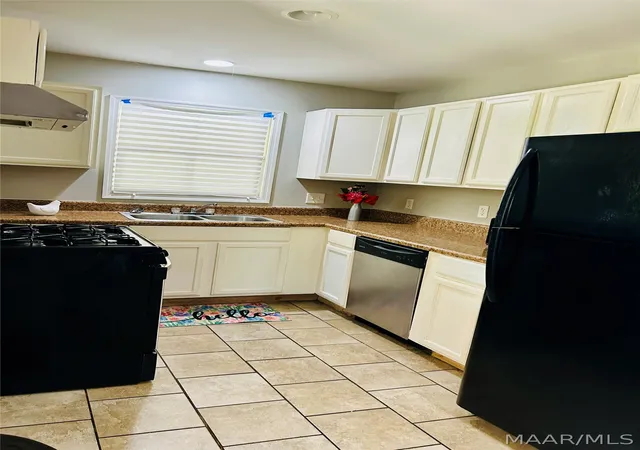 Photo 3 of Single family home for sale at 718 Perry Hl Rd, Montgomery, AL 36109 | MLS# 589441 | Listing updated on 2026-09-02
