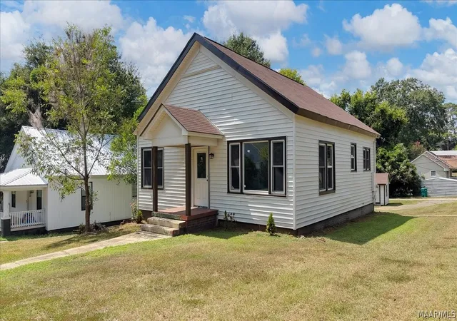 Photo 3 of Single family home for sale at 215 Freeman Ave, Tallassee, AL 36078 | MLS# 590140 | Listing updated on 2026-09-30