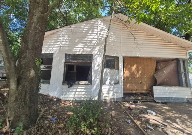 Single family home for sale at 635 Grace St, Montgomery, AL 36107 | MLS# 590373