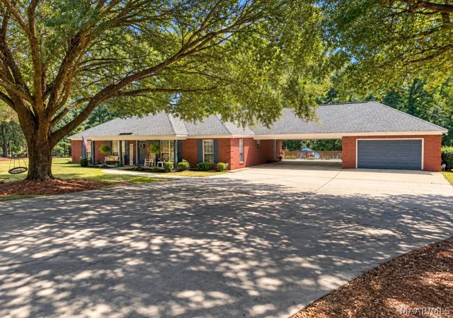Photo 3 of Single family home for sale at 261 Fraley Ln, Deatsville, AL 36022 | MLS# 590394 | Listing updated on 2026-09-27