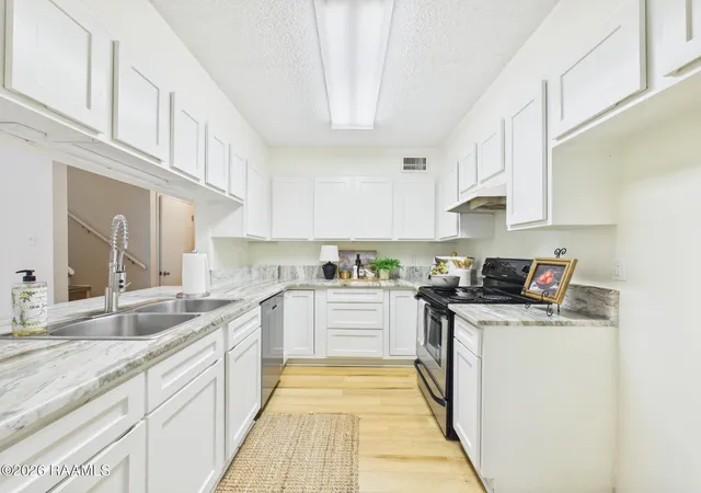 Photo 4 of Townhouse for sale at 6 Audubon Oaks Blvd, Lafayette, LA 70506 | MLS# 2600008398 | Listing updated on 2026-09-10