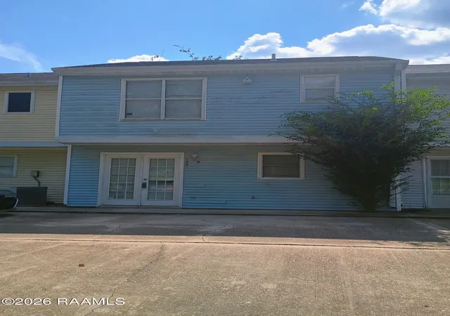 Townhouse for sale at 130 Mimosa Pl #B, Lafayette, LA 70506 | MLS# 2600008252