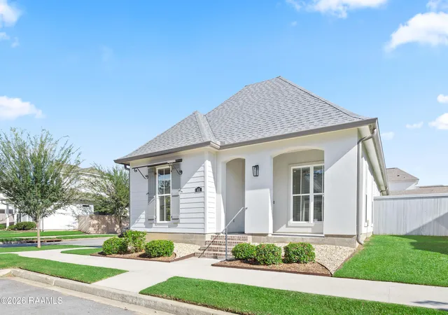 Photo 1 of Sale Pending at 401 Manor House Ln, Lafayette, LA 70507 | MLS# 2600008356 | Listing updated on 2026-09-12