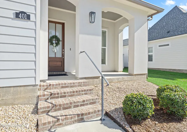 Photo 3 of Sale Pending at 401 Manor House Ln, Lafayette, LA 70507 | MLS# 2600008356 | Listing updated on 2026-09-12