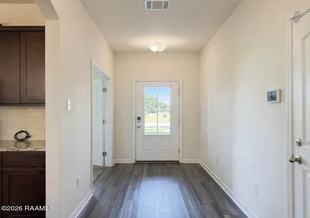 Photo 3 of Sale Pending at 211 Rue Viansa, Lafayette, LA 70501 | MLS# 2600008384 | Listing updated on 2026-09-11
