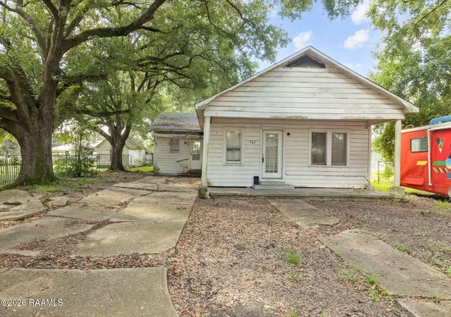 Single family home for sale at 209 W Berard St, Saint Martinville, LA 70582 | MLS# 2600008386