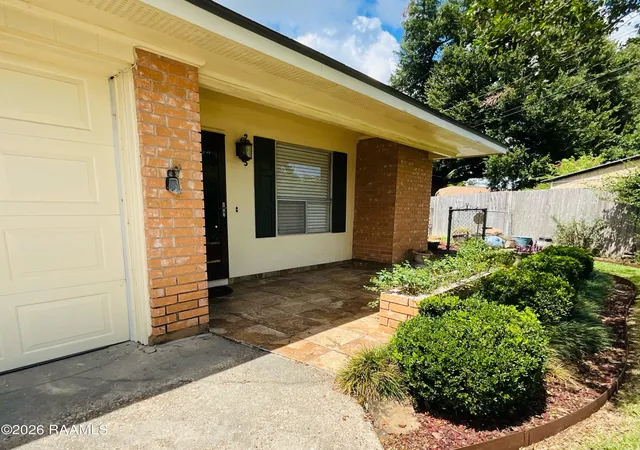 Photo 2 of Single family home for sale at 200 Cottonwood Dr, Lafayette, LA 70506 | MLS# 2600006360 | Listing updated on 2026-09-11