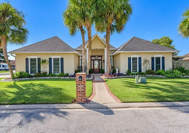 Single family home for sale at 114 Greenside Ct, Lafayette, LA 70508 | MLS# 2600009541