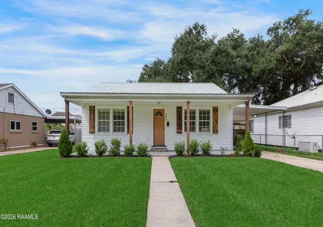 Photo 1 of Single family home for sale at 335 Country Clb Dr, New Iberia, LA 70563 | MLS# 2600008313 | Listing updated on 2026-09-04