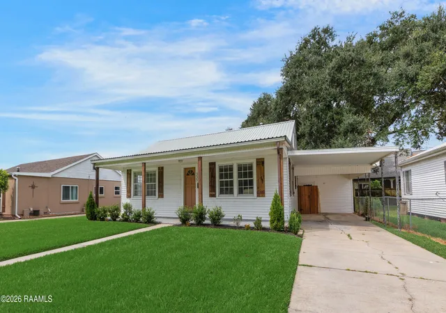 Photo 2 of Single family home for sale at 335 Country Clb Dr, New Iberia, LA 70563 | MLS# 2600008313 | Listing updated on 2026-09-04