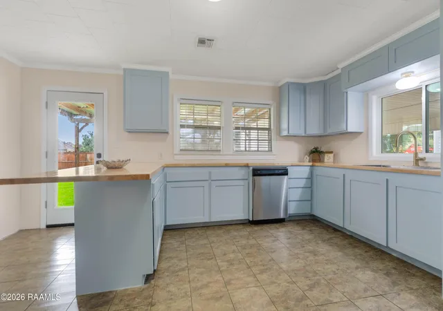 Photo 4 of Single family home for sale at 335 Country Clb Dr, New Iberia, LA 70563 | MLS# 2600008313 | Listing updated on 2026-09-04