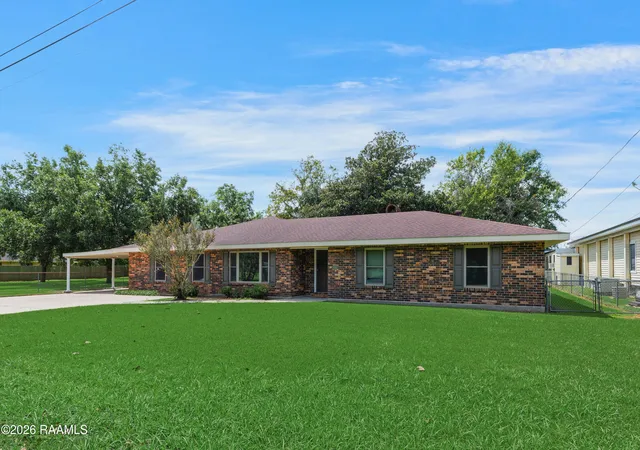 Photo 2 of Single family home for sale at 2500 Louisiana Dr, New Iberia, LA 70560 | MLS# 2600008532 | Listing updated on 2026-09-11