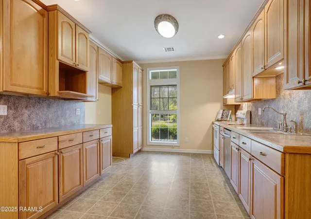 Photo 3 of Single family home for sale at 284 Meadow Cir, Opelousas, LA 70570 | MLS# 2500003814 | Listing updated on 2026-09-22
