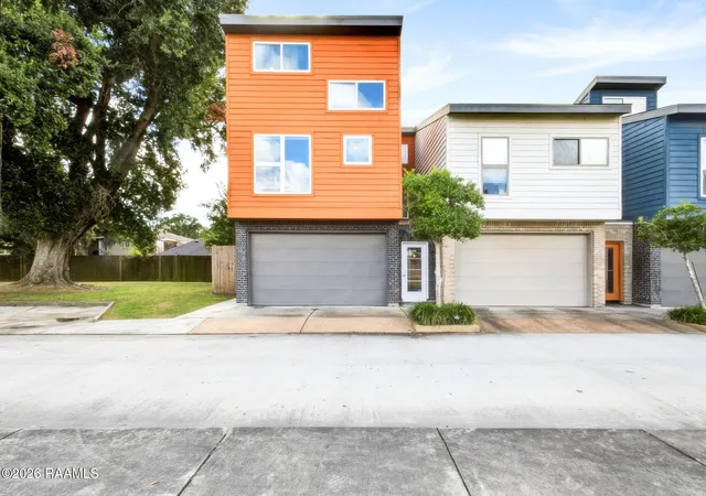 Townhouse for sale at 207 Highland Park Ln, Lafayette, LA 70508 | MLS# 2600009346