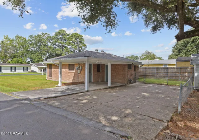 Photo 3 of Single family home for sale at 200 Belle Homme Dr, Lafayette, LA 70506 | MLS# 2600008418 | Listing updated on 2026-09-11