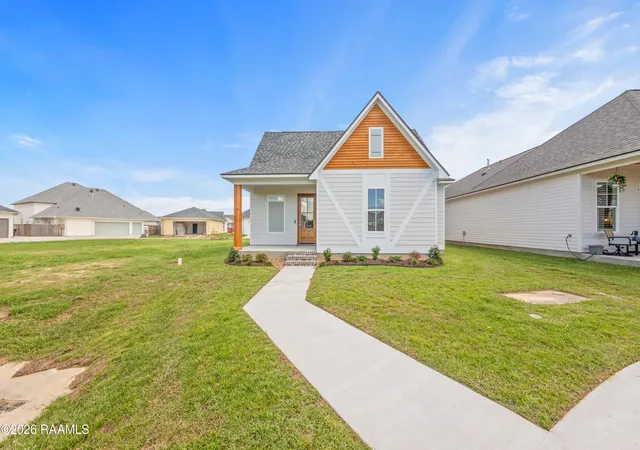 Photo 3 of Single family home for sale at 208 Oak Village Dr, Scott, LA 70583 | MLS# 2600004671 | Listing updated on 2026-10-01