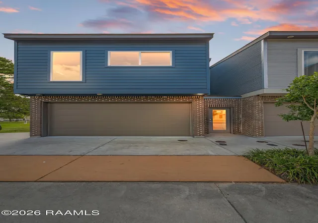 Townhouse for sale at 107 Highland Park Ln, Lafayette, LA 70508 | MLS# 2600009246