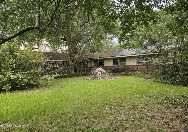Single family home for sale at 245 Oak Dr, Saint Martinville, LA 70582 | MLS# 2600008451