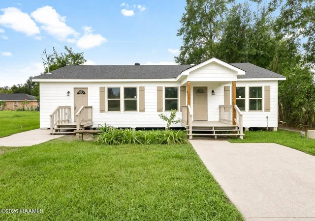 Single family home for sale at 152 Honey Ln, Opelousas, LA 70570 | MLS# 2600009426