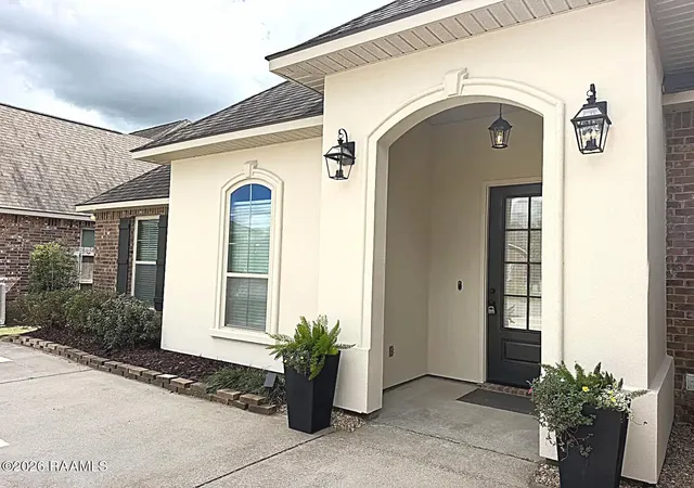 Photo 2 of Single family home for sale at 211 Meadowland Dr, Lafayette, LA 70507 | MLS# 2600009336 | Listing updated on 2026-10-07