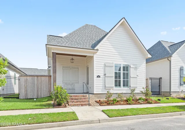 Photo 2 of Sale Pending at 303 Manor House Ln, Lafayette, LA 70507 | MLS# 2600008284 | Listing updated on 2026-09-08